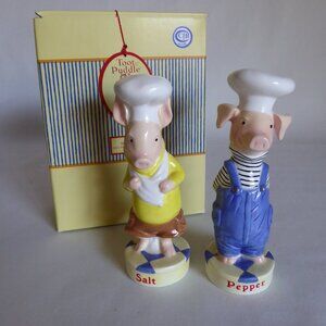 2001 DEPT 56 TOOT & PUDDLE PIG CERAMIC SALT & PEPPER SHAKER SET (NEW IN BOX)